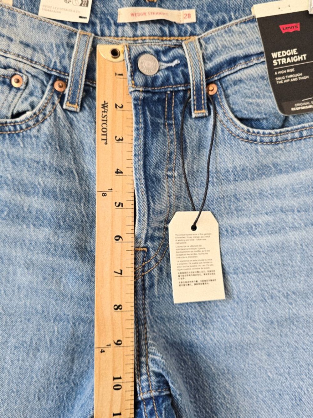 Levi's Premium Wedgie Straight Cropped Jeans 28 Light Wash NWT - Picture 8 of 9